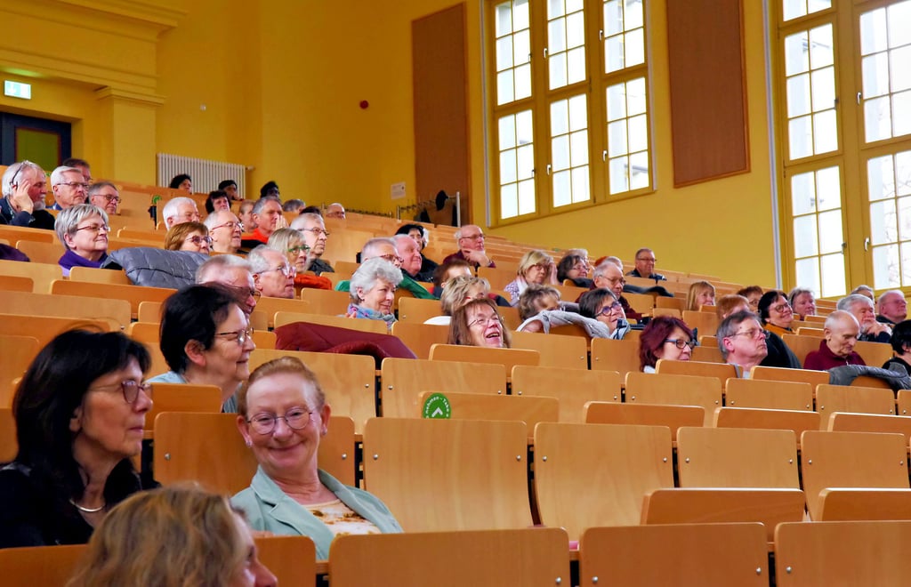 Die Vorlesungen des Seniorenkollegs im Hörsaal des Grünen Gebäudes sind immer wieder gut besucht.