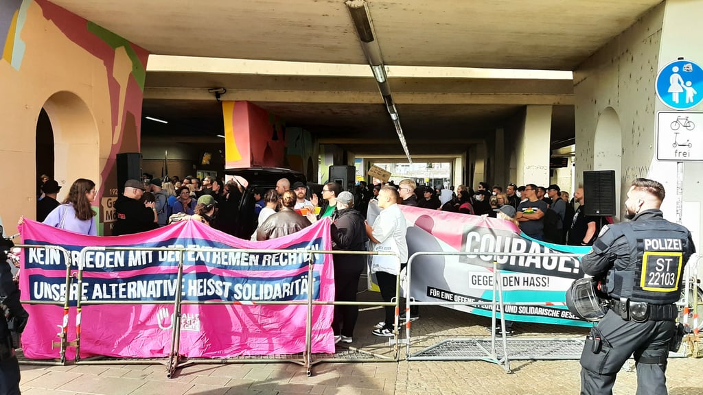 Schon am Vormittag kamen Unterstützer des CSD Halle zum Hauptbahnhof. Die Polizei schirmte die beiden gegnerischen Lager am Bahnhof voneinander ab. 