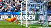 Nürnbergs Torwart Jan Reichert ist bei Karlsruhes 1:0 ohne Abwehrchance.