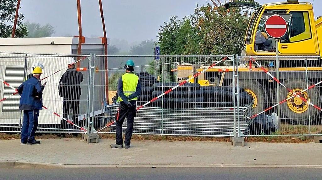 Kranfahrer Thomas Otto von der Stendaler Firma „Abschleppdienst Freytag“ setzte die 20 Tonnen schwere Trafostation an ihren Bestimmungsort am Havelberger Parkplatz in der Uferstraße.