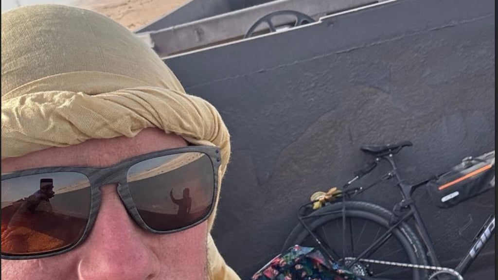 Nie ohne Kopftuch und Brille: Andreas Baldauf aus Halberstadt hat mit dem Fahrrad die Sahara durchquert.