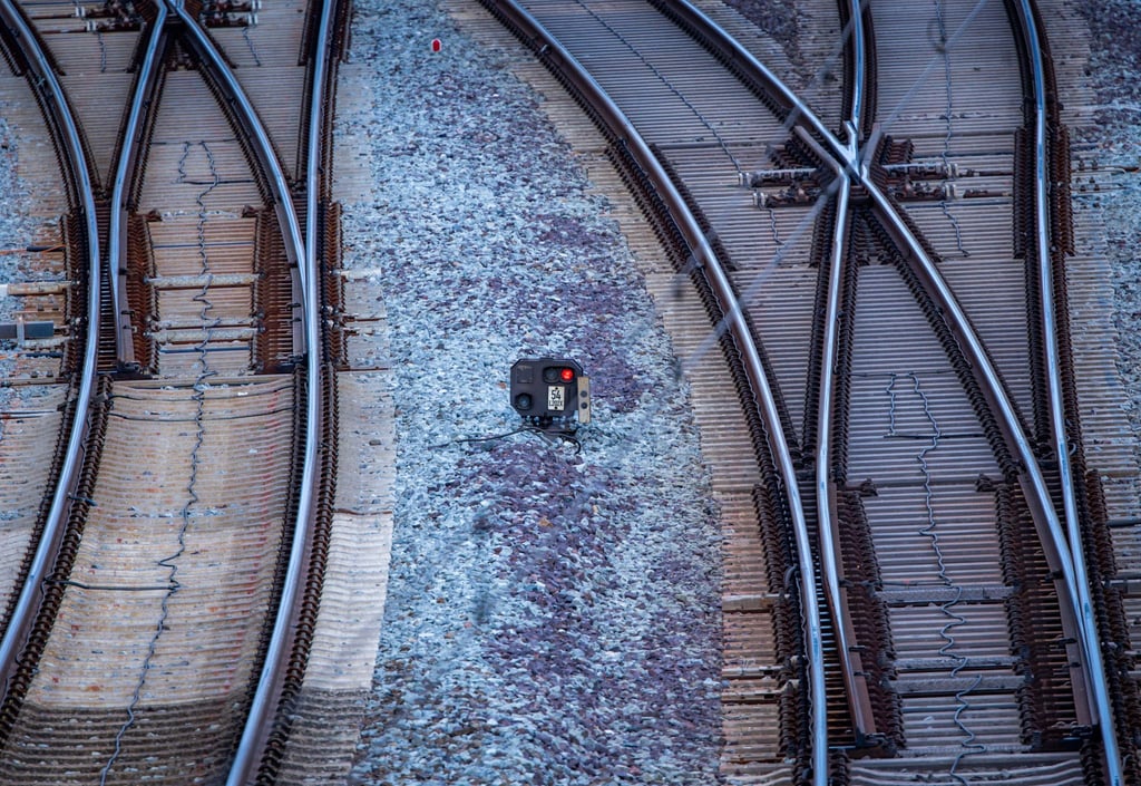 Nach einem Brand an einem Stellwerk in Lehrte ist der Bahnverkehr zwischen Hannover und Berlin eingeschränkt. (Symbolbild)