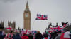 Angeführt und organisiert wurde die rechte Großdemo von dem bekannten britischen Rechtsextremisten Tommy Robinson.