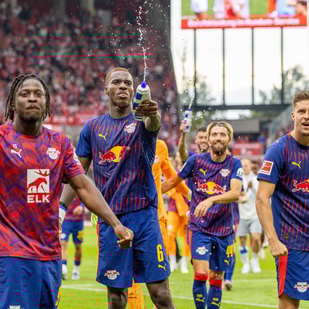 Kevin Kampl (hinten Mitte) nach seinem Saison-Debüt für RB Leipzig in Mainz