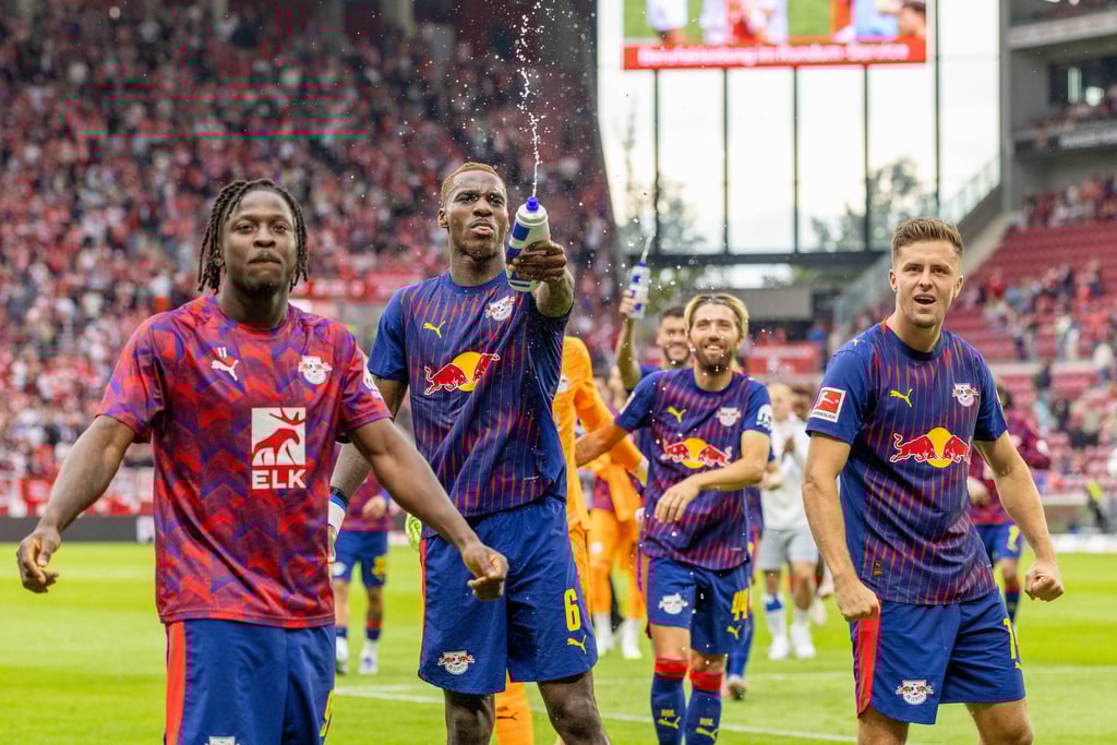 Kevin Kampl (hinten Mitte) nach seinem Saison-Debüt für RB Leipzig in Mainz