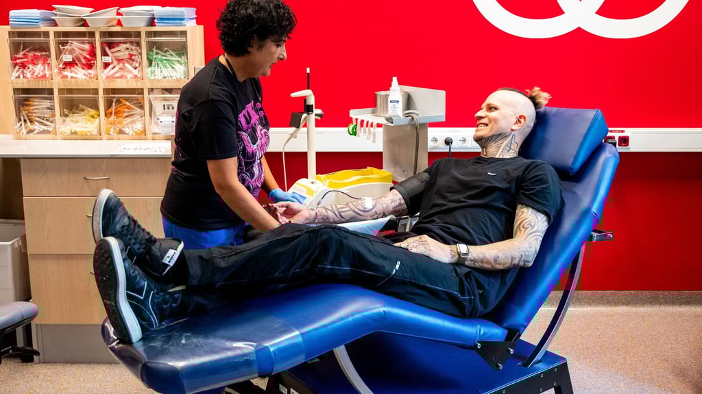 Es ist eine besondere Art, sich Tickets für ein Metal-Konzert zu sichern.