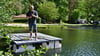 Saisonvorbereitung 2024: Thomas Kopf, Pächter des Campingplatzes in Süplingen, zieht die Bade-Insel aufs Wasser.