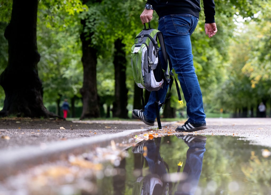 Regen und Gewitter sorgen für herbstliches Wetter in Niedersachsen und Bremen.