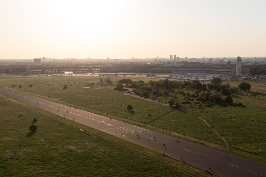 Auf dem Tempelhofer Feld werden beim Tag des offenen Denkmals drei Führungen angeboten. (Archivbild)