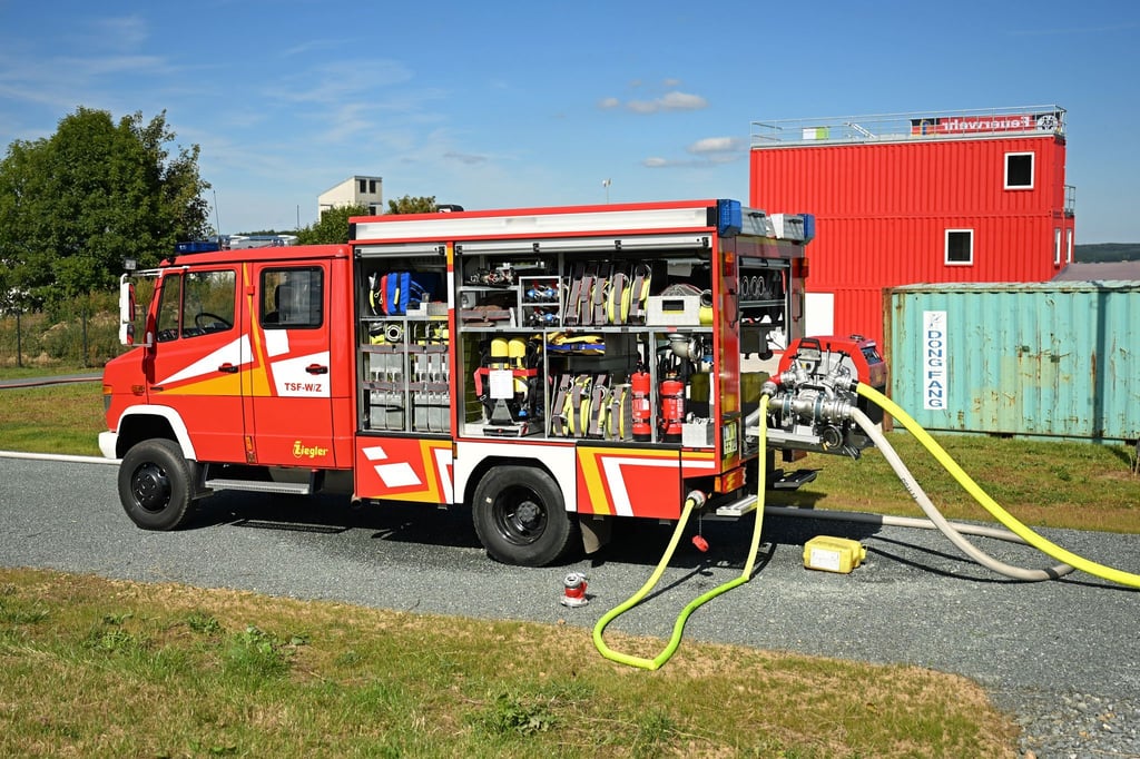 Innenminister Armin Schuster hat Sachsens Feuerwehrleuten für ihren Einsatz gedankt. (Archivbild)