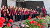 Zum Sommerfest sang der OSC des Zeitzer Gymnasiums im Schlosspark.  