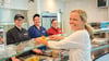 Daniela Wiechert (r.), Gruppenleiterin Betriebsgastronomie bei Hermes Fulfiment in Haldensleben, besucht jeden Tag die hauseigene Kantine.
