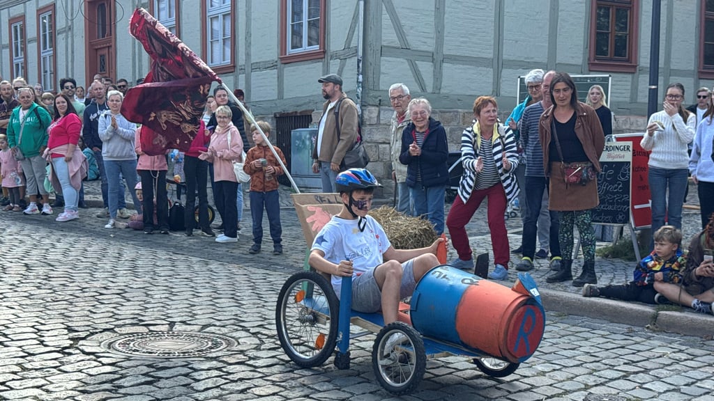 Der Grudenberg war am 13. September Veranstaltungsort des Halberstädter Seifenkistenrennens. Hier eines der Teams des Jugendfreizeitzentrums Rolle.