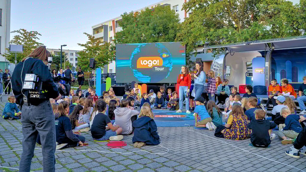 Insgesamt vier Kameras sind auf die Bühne gerichtet, wo die Moderatoren gemeinsam mit den Kindern durch die Live-Sendung führen.