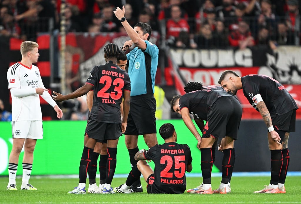 Exequiel Palacios (unten) fällt lange aus.
