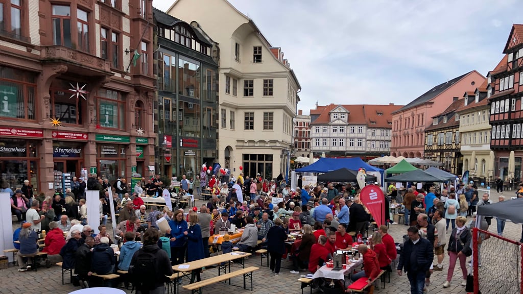 Rege Teilnahme beim Bürgerfrühstück in Quedlinburg: Die Tische wurden in diesem Jahr alle in Nähe der Bühne vor dem Rathaus aufgestellt.