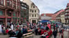 Rege Teilnahme beim Bürgerfrühstück in Quedlinburg: Die Tische wurden in diesem Jahr alle in Nähe der Bühne vor dem Rathaus aufgestellt.