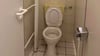 Braune Schlieren an den Rohren und gesprungene Fliesen: So präsentiert sich eine der maroden Toiletten in der Grundschule Zahna, die dringend saniert werden müssen.