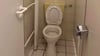 Braune Schlieren an den Rohren und gesprungene Fliesen: So präsentiert sich eine der maroden Toiletten in der Grundschule Zahna, die dringend saniert werden müssen.