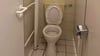 Braune Schlieren an den Rohren und gesprungene Fliesen: So präsentiert sich eine der maroden Toiletten in der Grundschule Zahna, die dringend saniert werden müssen.