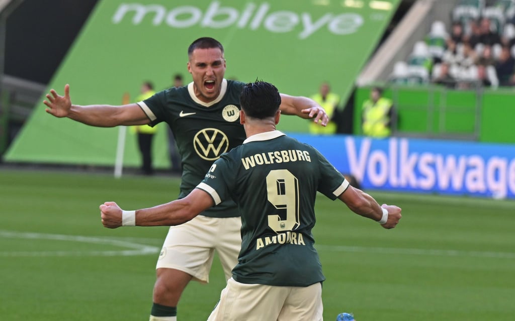 Wolfsburger Jubel: Mohamed Amoura (vorn) und Kilian Fischer nach dem Tor zum 1:1.