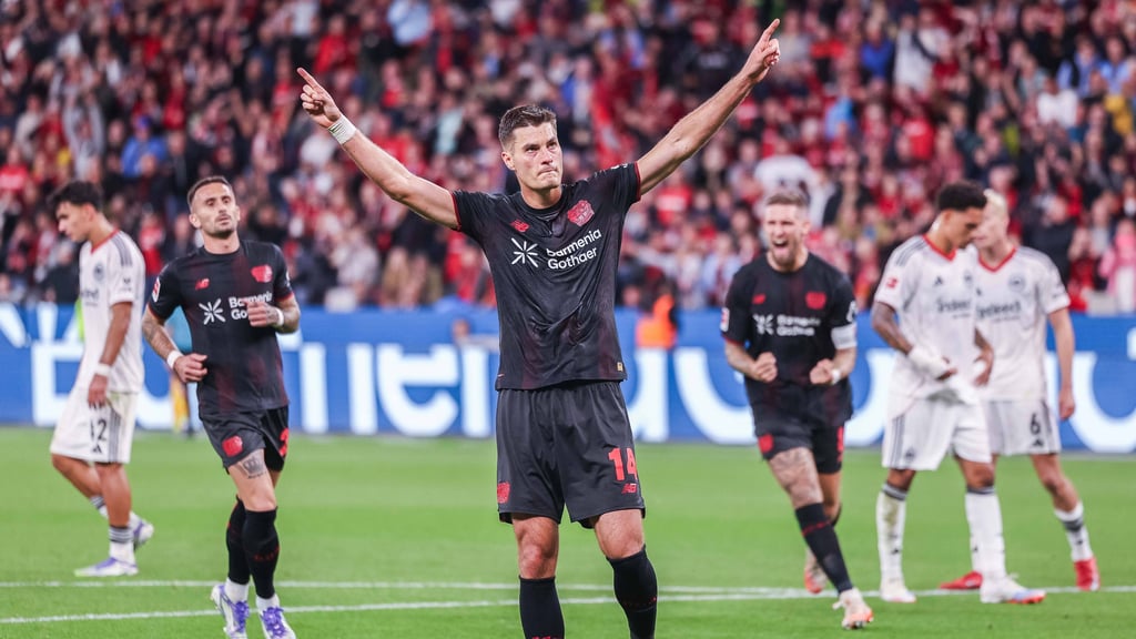 Der Ex-Leipziger Patrik Schick bejubelt seinen verwandelten Elfmeter.