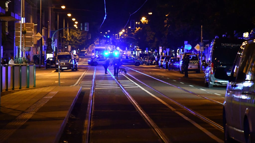 Die Halberstädter Straße in Magdeburg-Sudenburg ist wegen eines Polizeieinsatzes gesperrt. Ein Spürhund ist vor Ort.