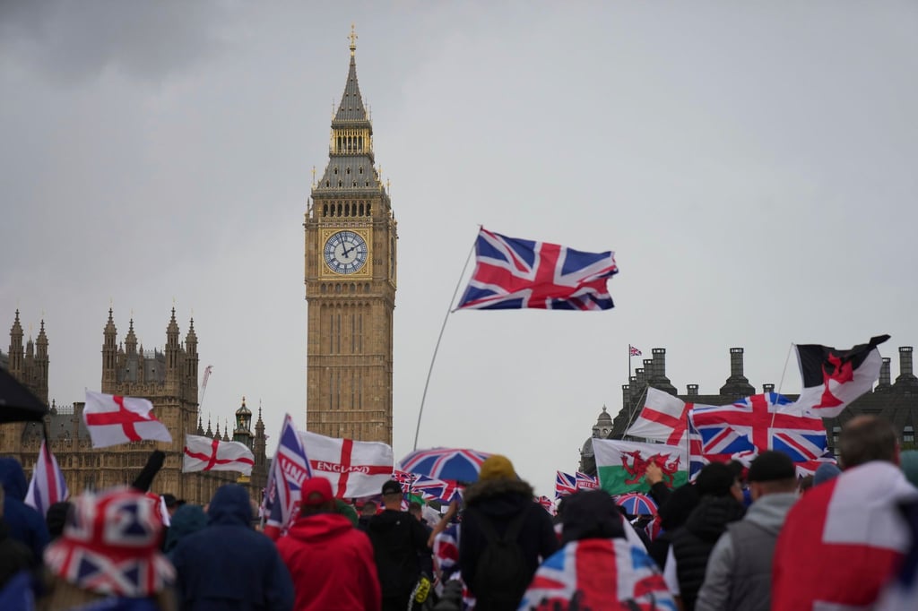 Angeführt und organisiert wurde die rechte Großdemo von dem bekannten britischen Rechtsextremisten Tommy Robinson.