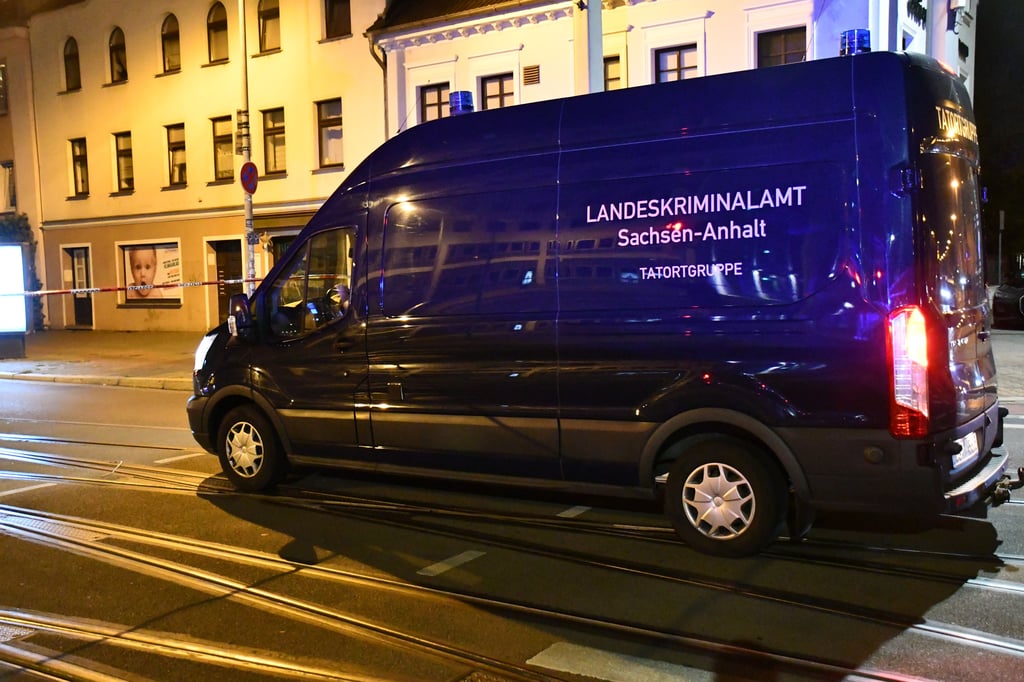 Die Tatortgruppe des Landeskriminalamts Sachsen-Anhalt trifft am Einsatzort in Magdeburg-Sudenburg ein.