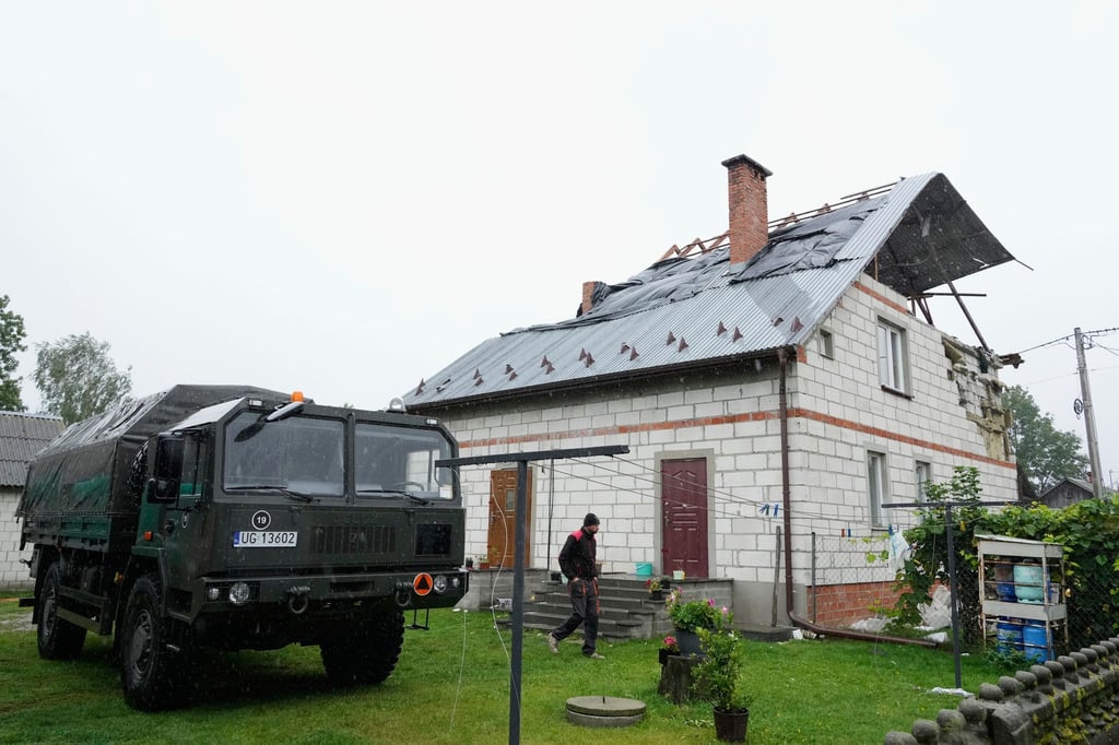 Ein Mann geht an einem beschädigten Haus vorbei, nachdem russische Drohnen den polnischen Luftraum verletzt haben. (Archivbild)