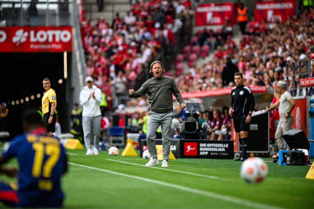 Mainz-Trainer Bo Henriksen (vorn) und RB-Trainer Ole Werner sahen dieselbe Partie aus unterschiedlichen Perspektiven
