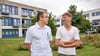 Einen Monat danach: Thomas Klepsch (rechts) kommt mit dem Rad zum Termin in die Klinik. Ihm wurde in einem neuartigen Verfahren eine Schädeldecke aus dem 3D-Drucker eingesetzt. .