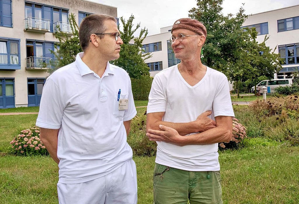 Einen Monat danach: Thomas Klepsch (rechts) kommt mit dem Rad zum Termin in die Klinik.