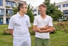 Einen Monat danach: Thomas Klepsch (rechts) kommt mit dem Rad zum Termin in die Klinik.  