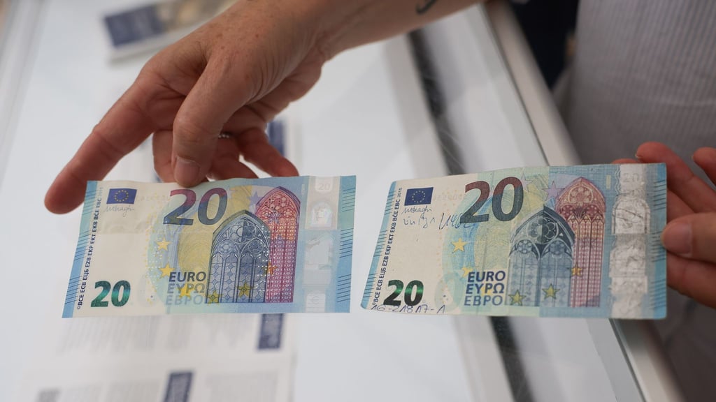 Ein Greppin haben Jugendliche versucht, mit einem falschen Zwanziger zu bezahlen.