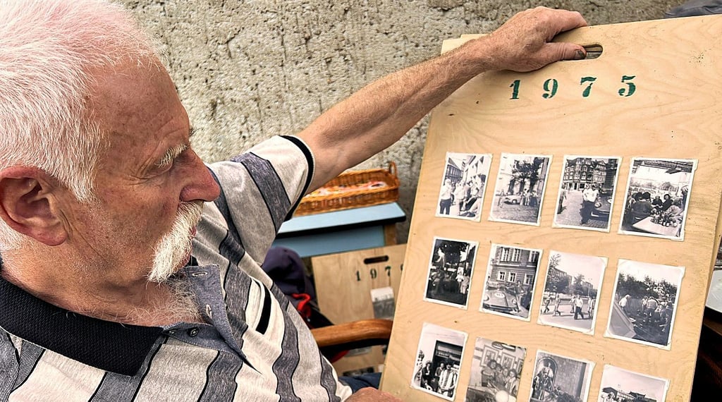 Hans-Jürgen Hess, genannt Hessi, zeigt in Neuermark-Lübars alte Fotos. Für eine Ausstellung hatte er sie alle auf Bretter aufgeklebt.