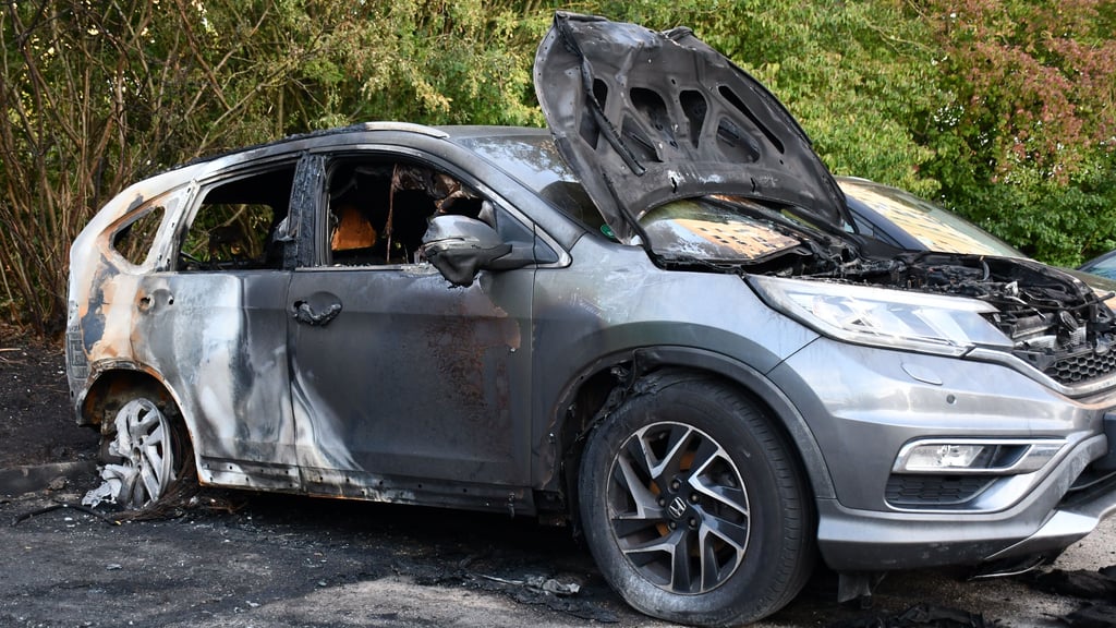 In Magdeburg-Neustadt brannten wieder einmal Autos. Seit mehreren Jahren gibt es eine Brandserie in dem Stadtteil.