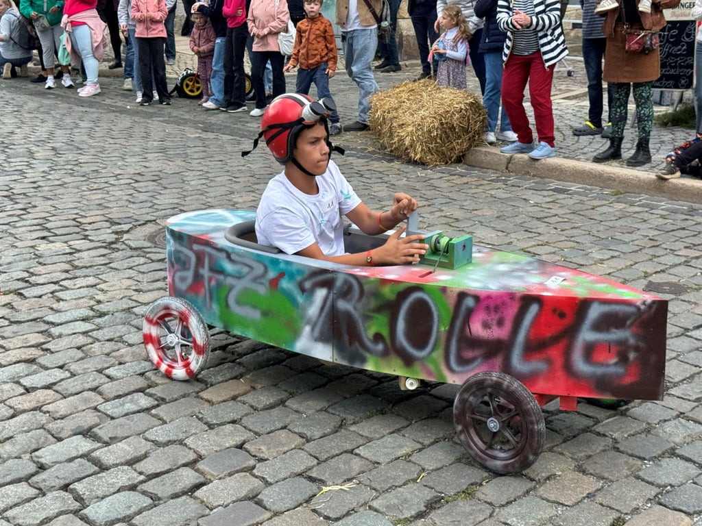Es war gar nicht so einfach, den Kurs zu halten. Der Fahrer dieser Kiste musste das kurz vod em Ziel schmerzlich erfahren.