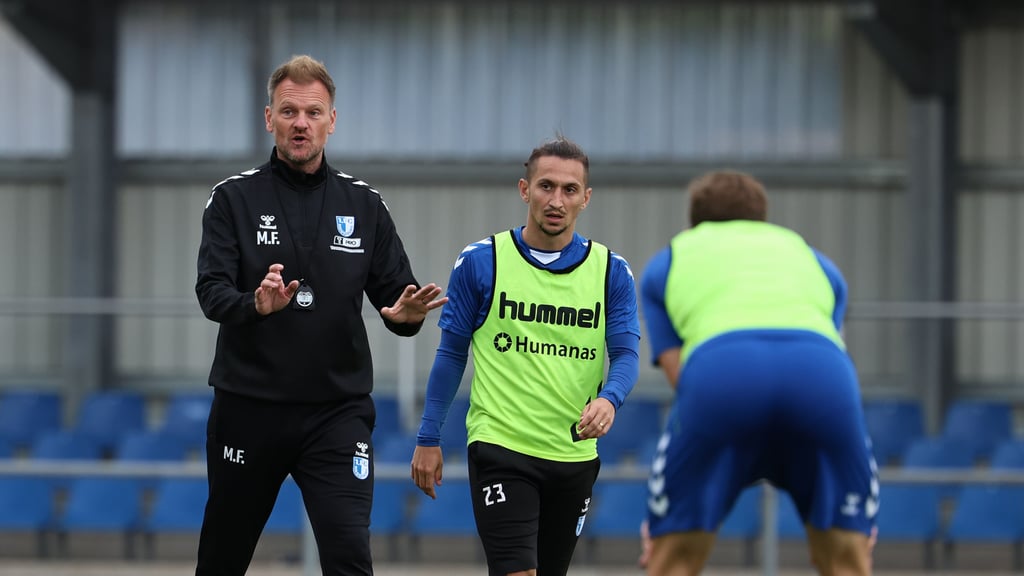 Fehlstart für den FCM in der 2. Bundesliga: Der neue Trainer Markus Fiedler (hier mit Baris Atik) wird von vielen Fans des 1. FC Magdeburg schon sehr negativ gesehen.
