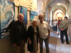 Eberhard Scheuer (l.) vom Klosterverein freute sich mit  Karin Höbelt und Joachim Patzer von der IG Bildende Künste über viele Besucher bei der Vernissage im Kloster Sankt Claren.
