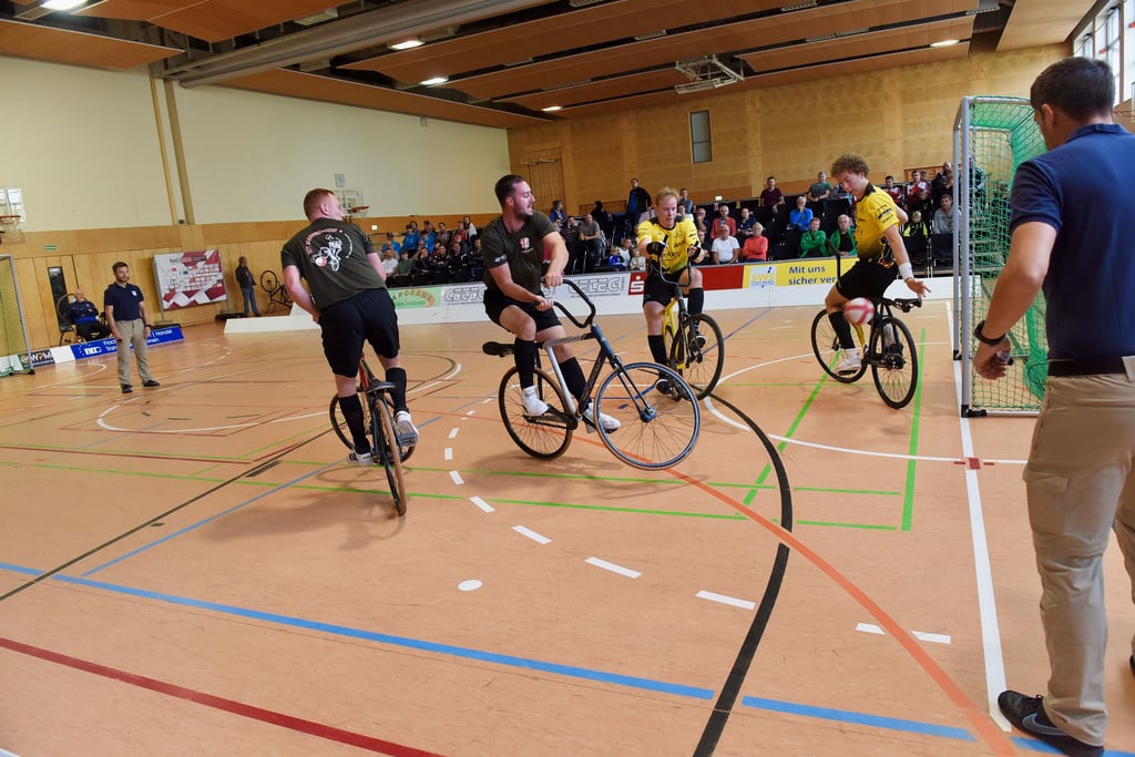 Der Sangerhäuser Radballer Eric Haedicke beim Schussversuch. Für den Gastgeber reichte es am Ende zu einem ordentlichen siebten Platz.
