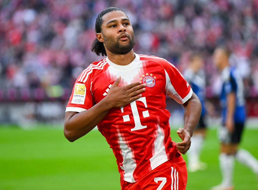 Serge Gnabry jubelt nach seinem Tor. Die Brust des Nationalspielers ist gerade breit.