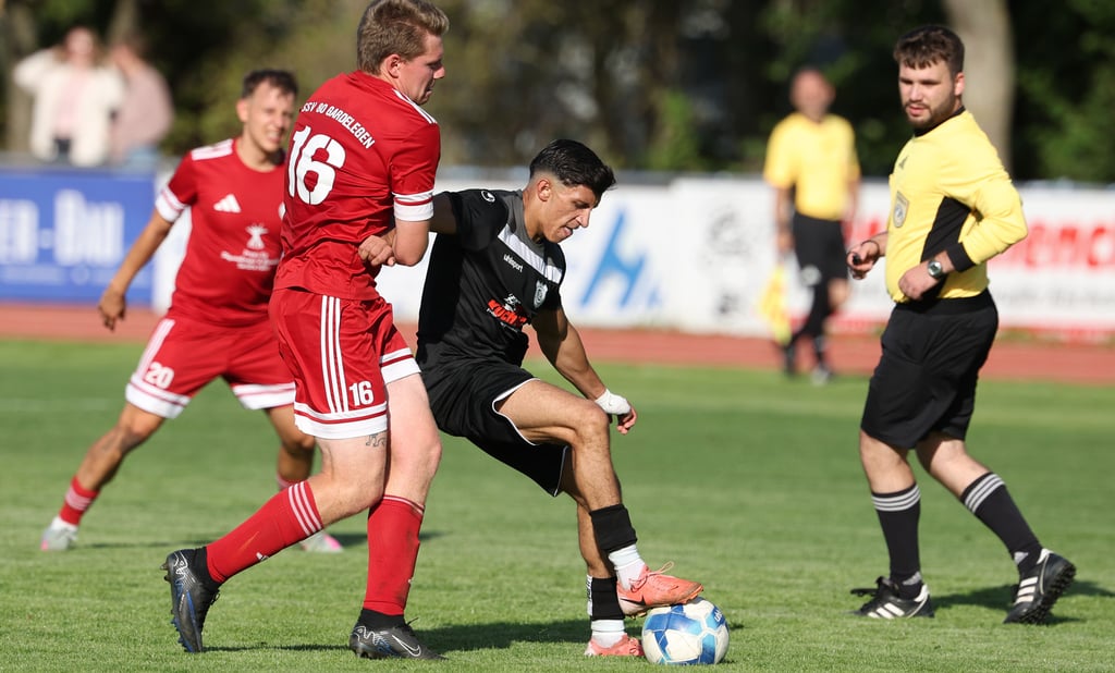 Ermin Berishaj (am Ball/gegen Martin Gille) organsierte den Ottersleber Spielaufbau.