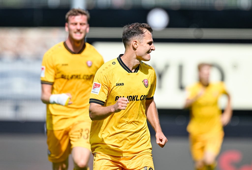 Torschütze Jakob Lemmer (vorne, Dynamo Dresden) jubelt mit Christoph Daferner (Dynamo Dresden) über das Tor zum 1:2.