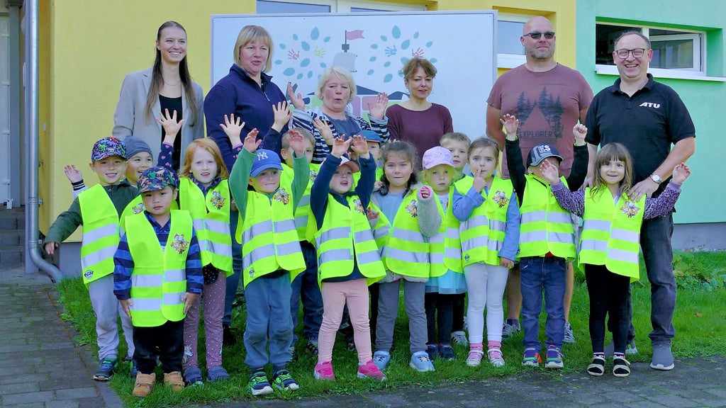 Die Kinder der dritten Gruppe der Annaburger Kindertagesstätte freuen sich sehr über ihre leuchtenden Warnwesten, die sie dank des Engagements von Christian Grosch (zweiter von rechts) bekommen haben.