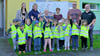 Die Kinder der dritten Gruppe der Annaburger Kindertagesstätte freuen sich sehr über ihre leuchtenden Warnwesten, die sie dank des Engagements von Christian Grosch (zweiter von rechts) bekommen haben. 