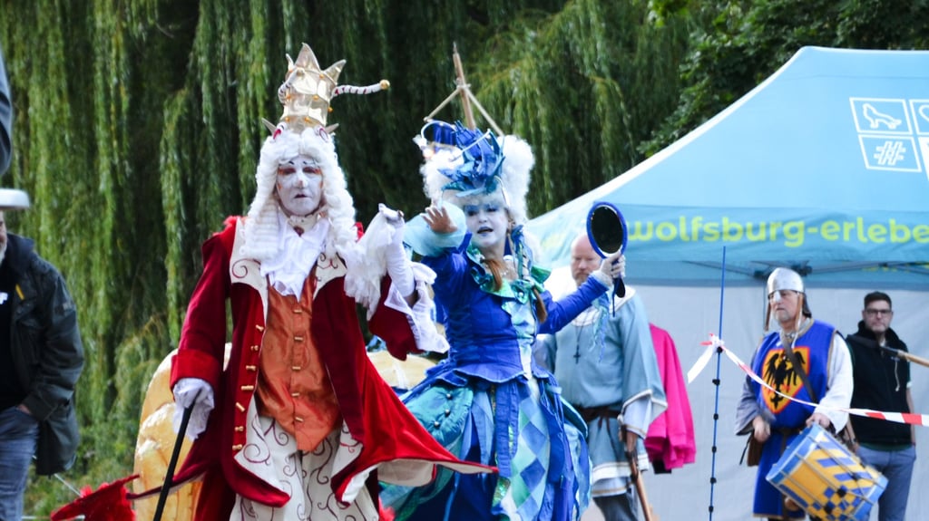 Das Drömlingsfest in Wolfsburg bietet dieses Jahr zahlreiche Highlights für Natur- und Märchenfans. Wahrhaftig standesgemäß flanieren etwa die zauberhaften Fabelwesen über das Gelände.