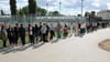 Fans haben am vergangenen Freitag in Oschersleben stundenlang gewartet, um Tickets für das angekündigte Fußballspiel des  Oscherslebener SC gegen den Influencer-Club Delay Sports Berlin zu ergattern.
