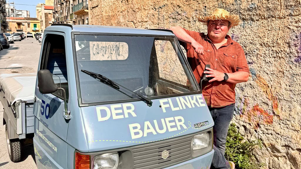 Jörn Theuerkauf mit seiner Ape, einem Vespacar, auf Sizilien. Damit hat sich für ihn, vor allem auch dank seiner Freunde ein Traum erfüllt.