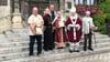 Sind durch Oberbürgermeister Frank Ruch (hinten) mit dem Ehrenamtstaler 2025 geehrt worden: Rüdiger Mertsch (r.), der Verein Kaiserfrühling Quedlinburg  - vertreten durch drei Mitglieder (Mitte) - und der Verein für den Erhalt des Kaiserhofes, für den Vorsitzender Uwe Tyka (l.) die Ehrung entgegennahm.